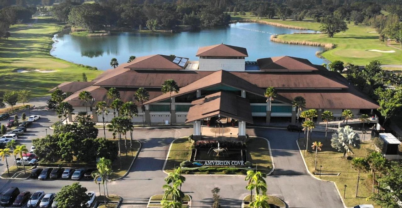 Amverton Cove Golf & Island Resort Banting  Exterior photo