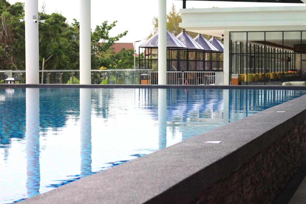 Amverton Cove Golf & Island Resort Banting  Exterior photo